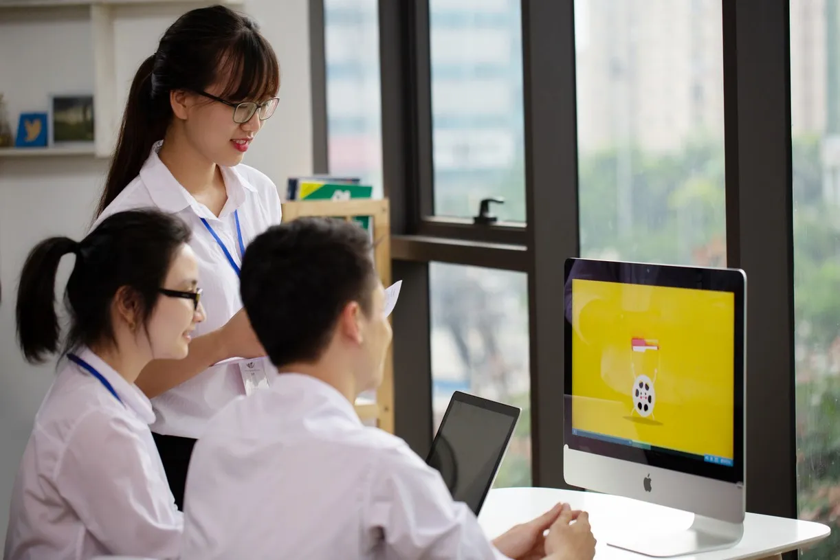 Đội ngũ Content doanh nghiệp trao đổi và triển khai nội dung
