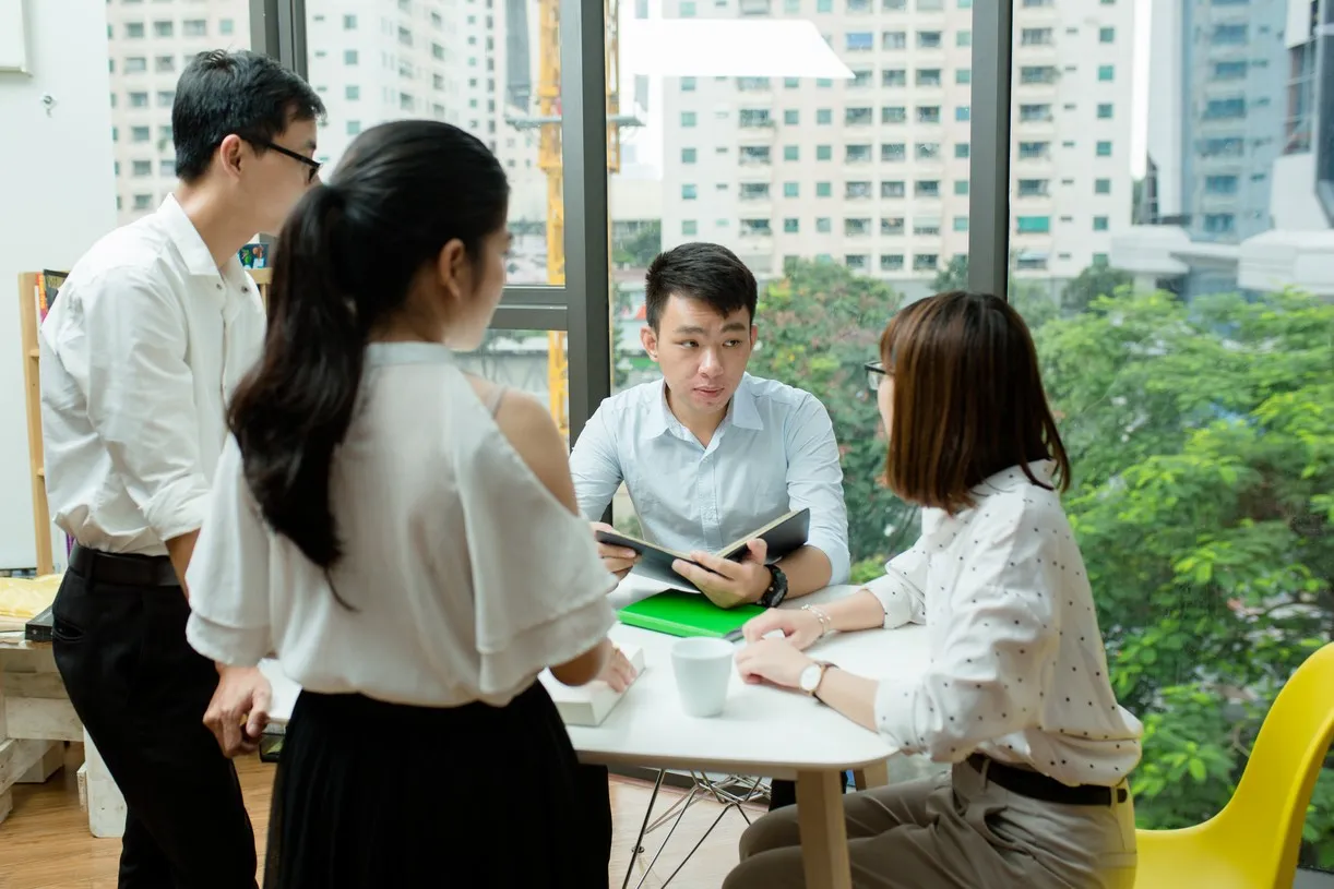 Đội ngũ Content doanh nghiệp trao đổi và triển khai nội dung