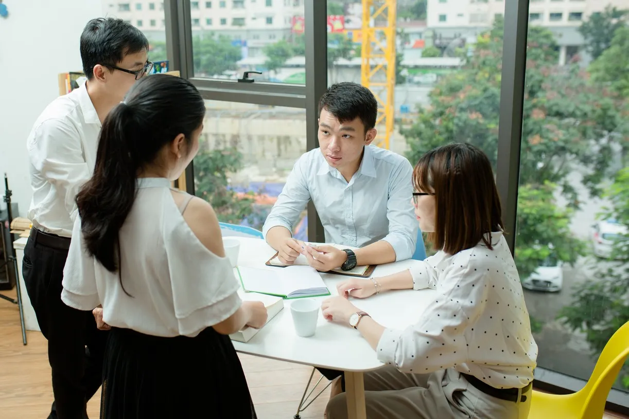 Đội ngũ Content doanh nghiệp trao đổi và triển khai nội dung