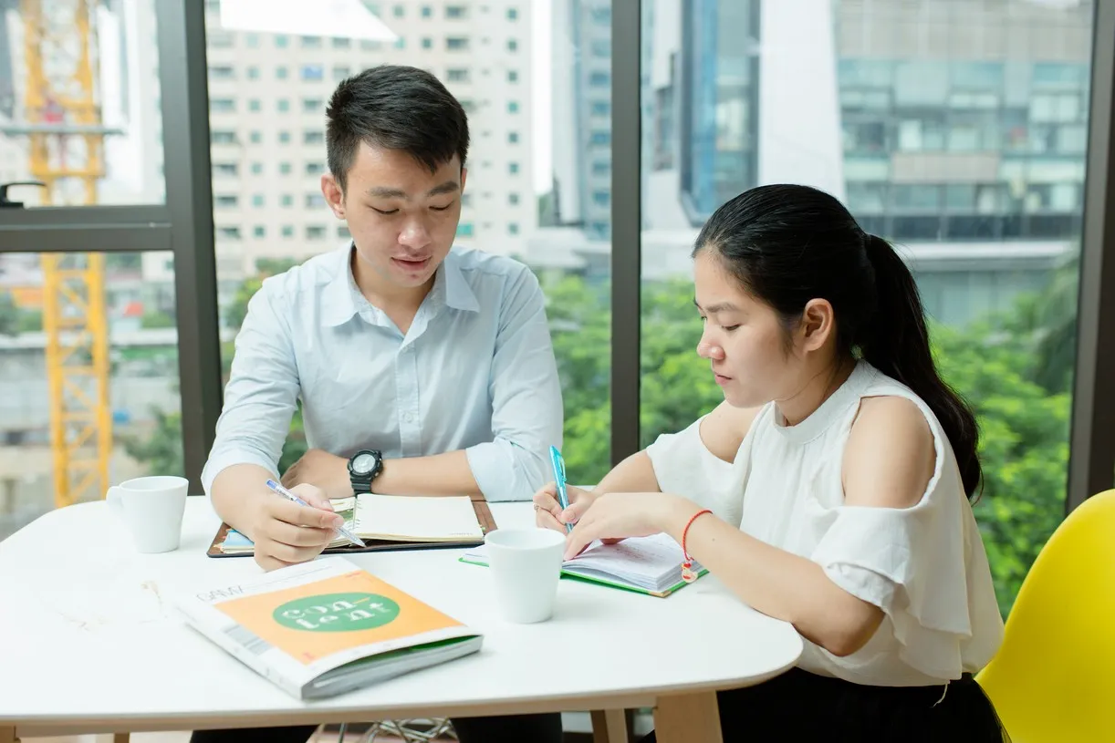 Đội ngũ Content doanh nghiệp trao đổi và triển khai nội dung