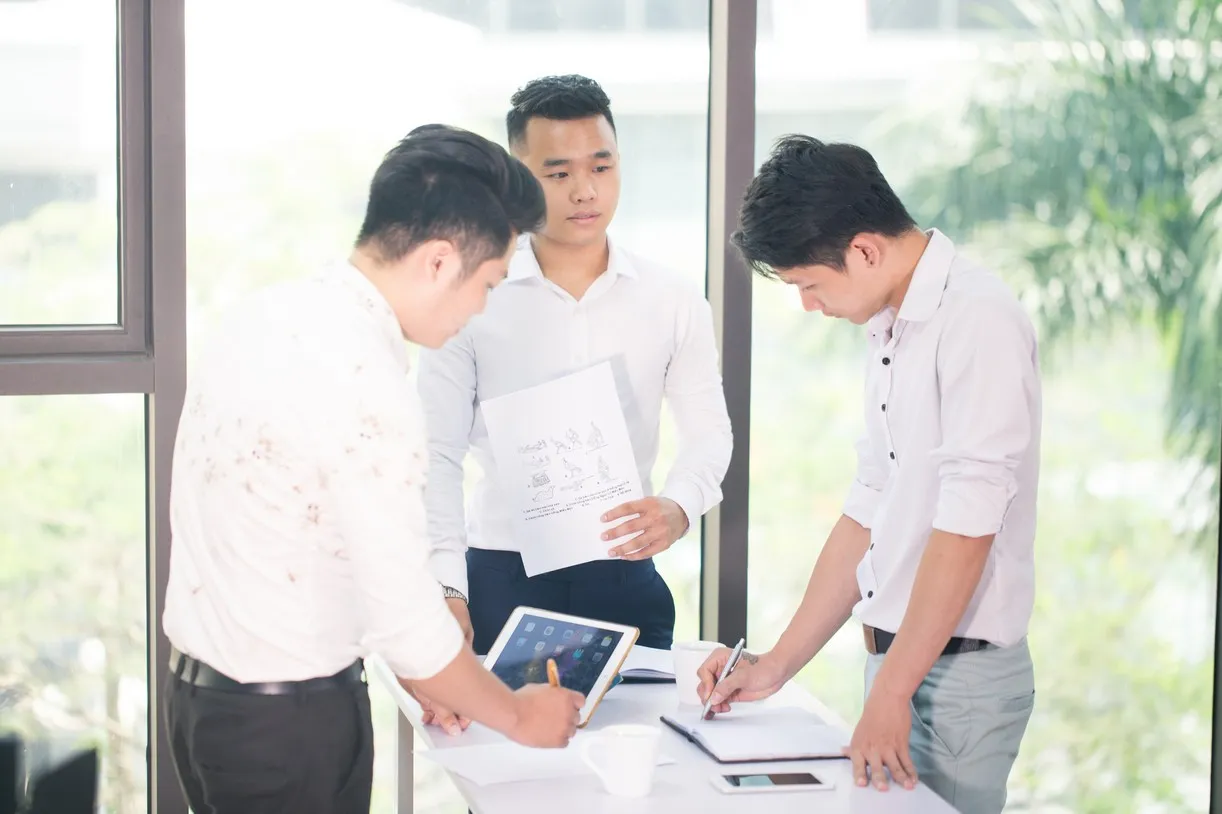 Đội ngũ Content doanh nghiệp trao đổi và triển khai nội dung