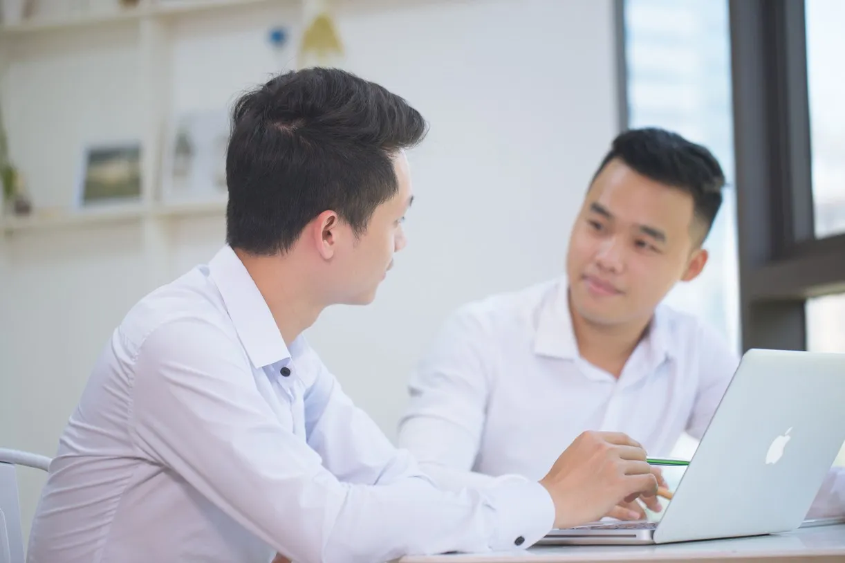 Đội ngũ Content doanh nghiệp trao đổi và triển khai nội dung