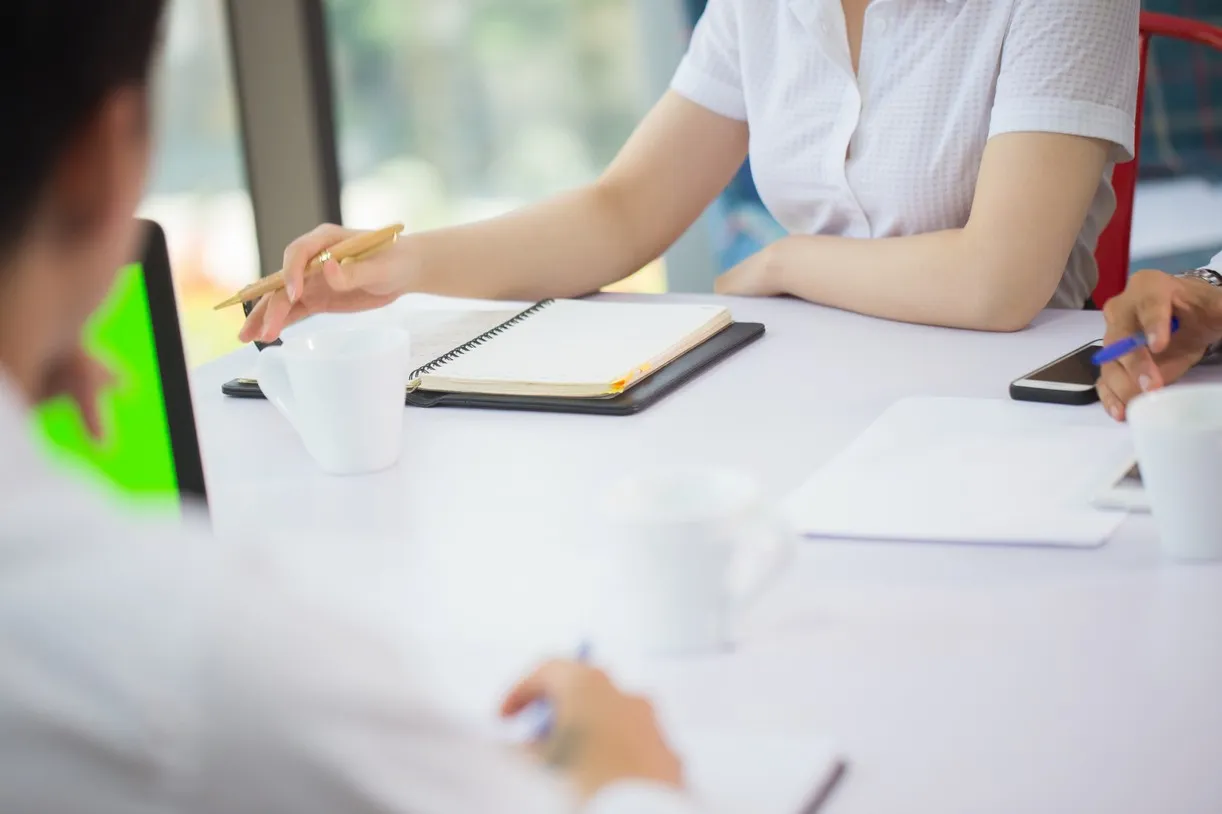 Đội ngũ Content doanh nghiệp trao đổi và triển khai nội dung