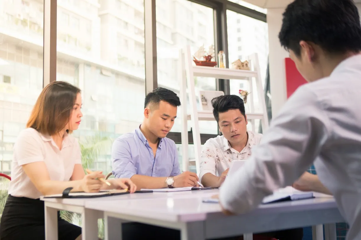 Đội ngũ Content doanh nghiệp trao đổi và triển khai nội dung