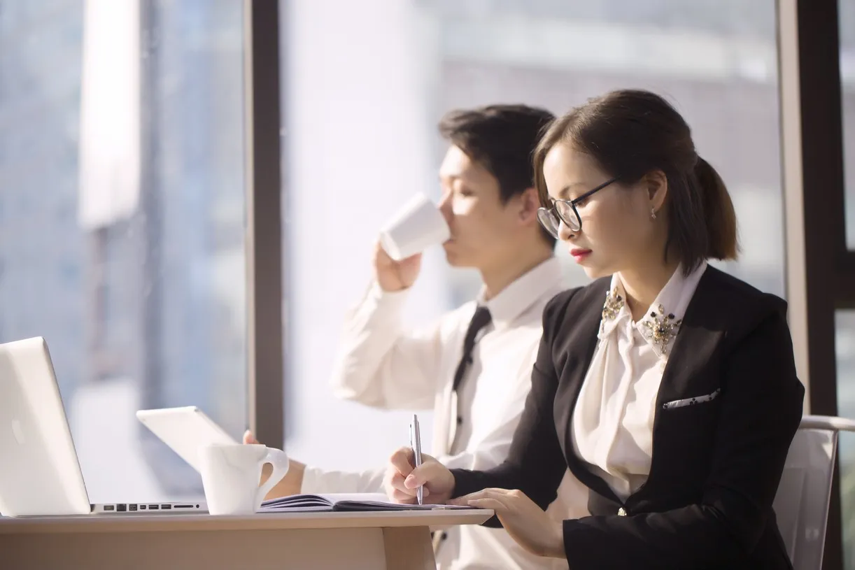 Đội ngũ Content doanh nghiệp trao đổi và triển khai nội dung