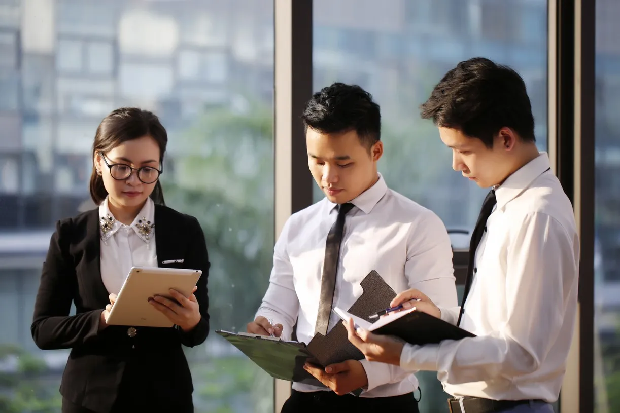 Đội ngũ Content doanh nghiệp trao đổi và triển khai nội dung