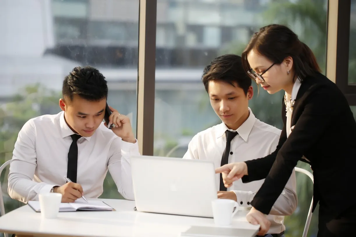 Đội ngũ Content doanh nghiệp trao đổi và triển khai nội dung