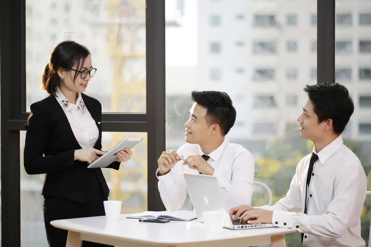 Đội ngũ Content doanh nghiệp trao đổi và triển khai nội dung