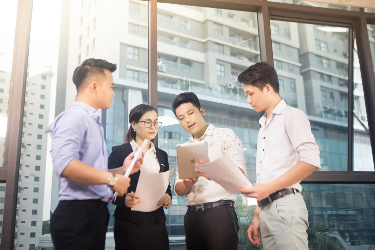 Đội ngũ Content doanh nghiệp trao đổi và triển khai nội dung
